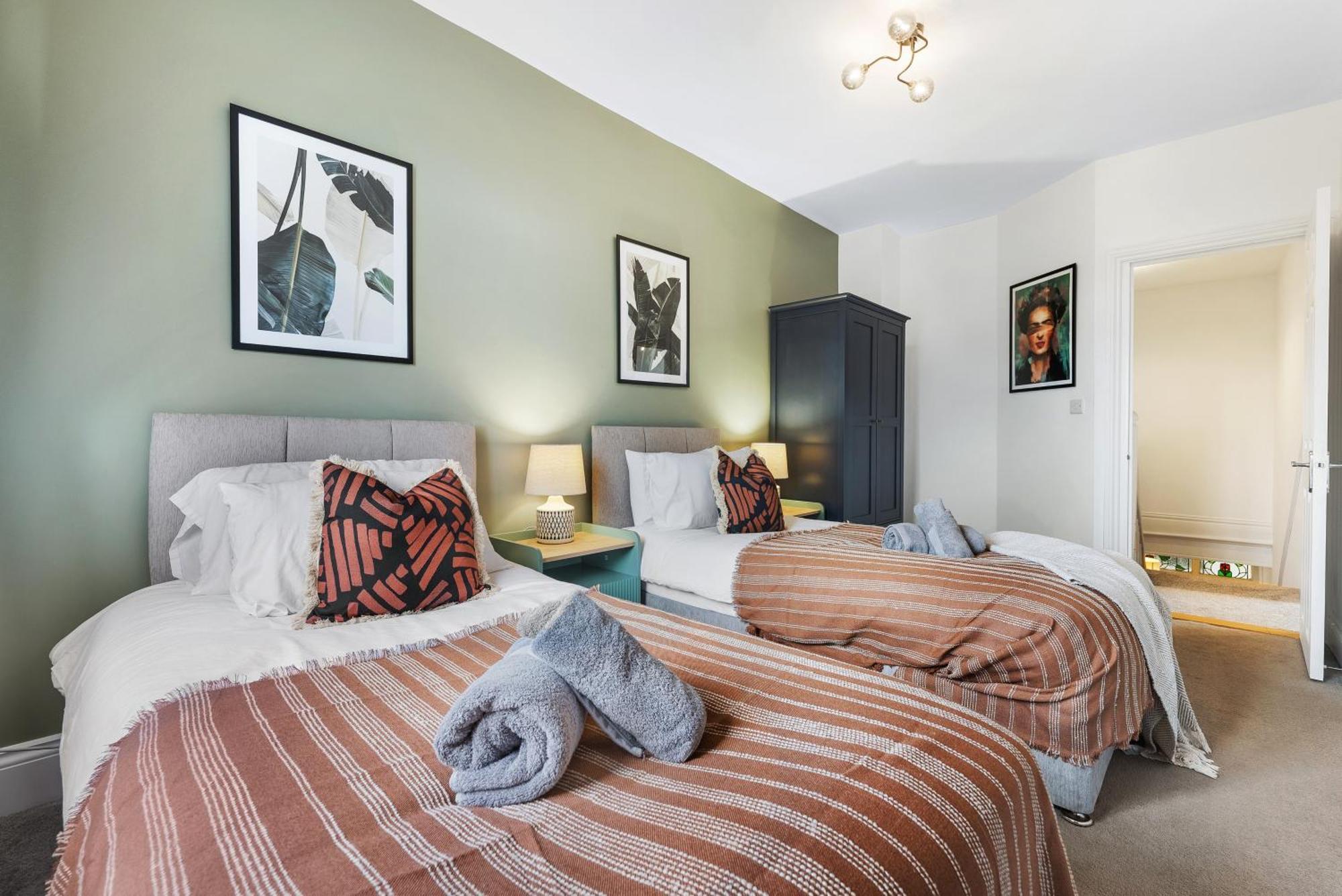 Long Term And Summer Special Offer! 5-Bedroom Spacious, Stunning Design, Sociable Areas & Cosy House Near South Downs Park, Sleeps 11 With Games Room, Private Parking And Garden- By Blue Puffin Stays Waterlooville Buitenkant foto