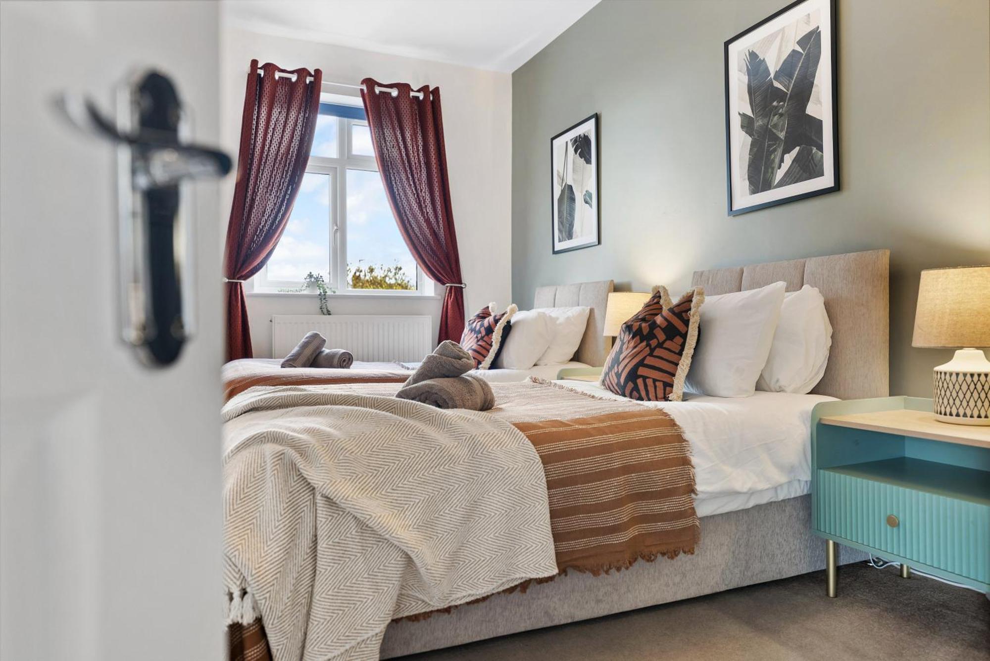 Long Term And Summer Special Offer! 5-Bedroom Spacious, Stunning Design, Sociable Areas & Cosy House Near South Downs Park, Sleeps 11 With Games Room, Private Parking And Garden- By Blue Puffin Stays Waterlooville Buitenkant foto